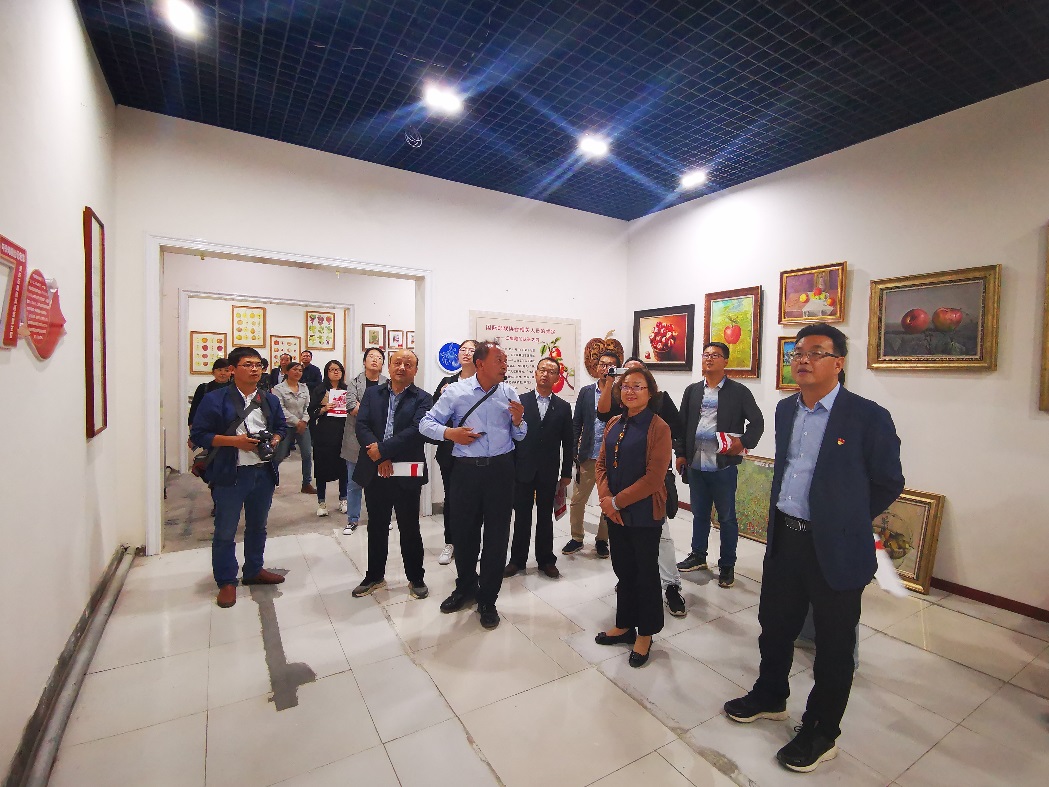 说明: E:\April\3003新葡官方网站\2019新闻稿\甘富苹果博物馆\4e4aaca6fbd01398a0572662496b736.jpg