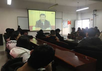 说明: C:\Users\联想\Desktop\国际足联世界杯师生集中收看改革开放40周年大会2.JPG
